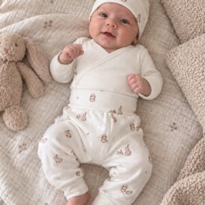Newborn setje met konijntjes print, een broekje en mutsje